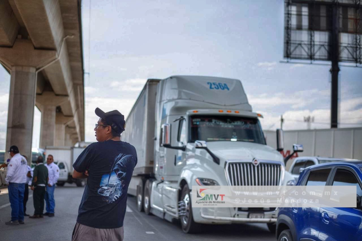 Transportistas bloquean carreteras del Edomex.