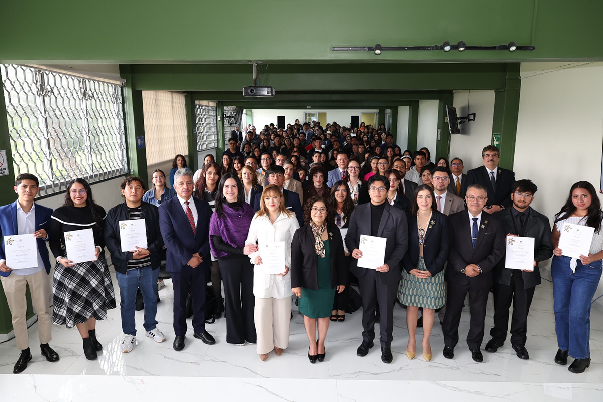 UAEMéx entrega becas y apoyos a estudiantes.