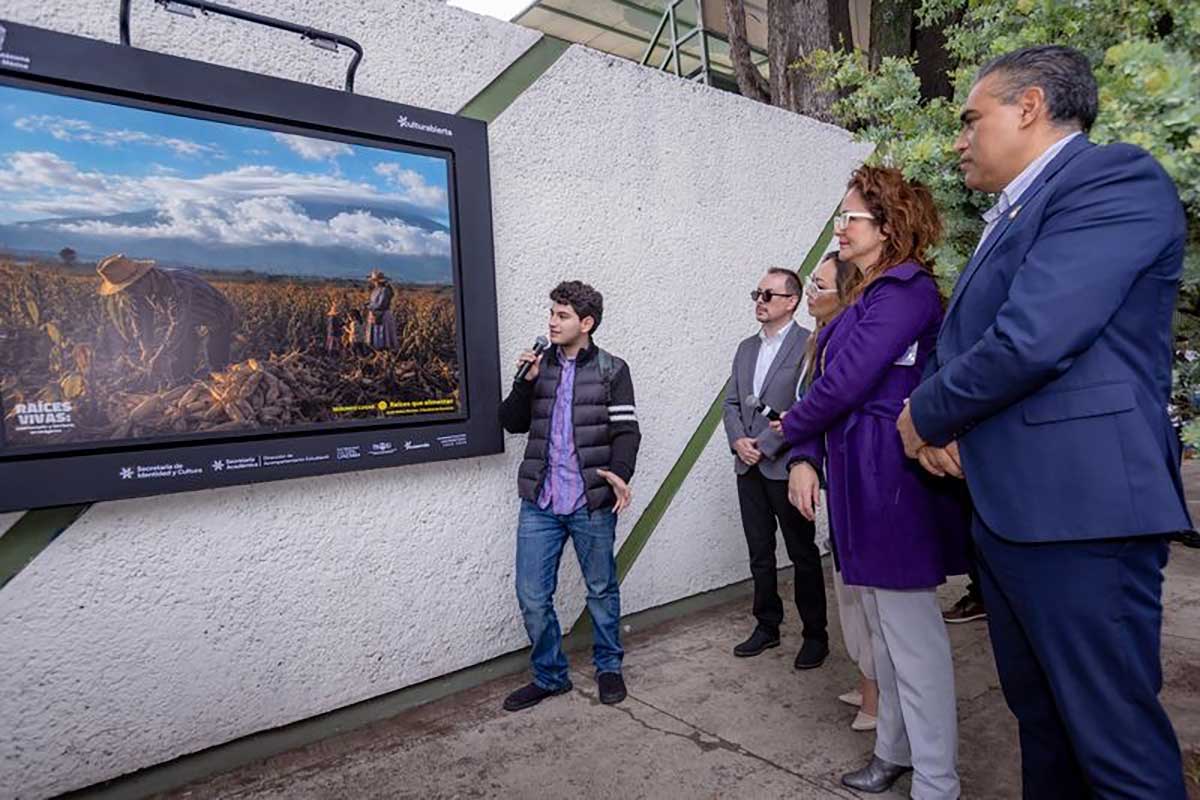 UAEMéx exhibe fotografías en corredor cultural.
