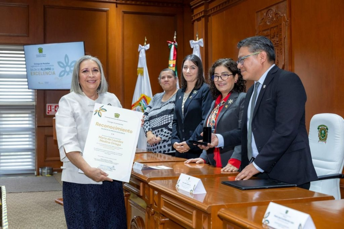 UAEMéx reconoce a 12 egresados.